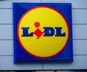 Hingucker fürs Festival: Diese kultigen Badepantoletten von Lidl lieben gerade alle!