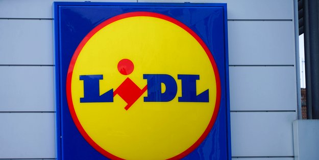 Hingucker fürs Festival: Diese kultigen Badepantoletten von Lidl lieben gerade alle!