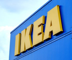 Diese neue Ikea-Standleuchte in edlem Schwarz macht abends ein sanftes Licht