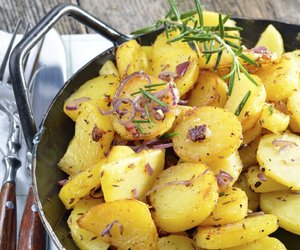 Bratkartoffeln – so viele Kalorien hat das herzhafte Pfannengericht