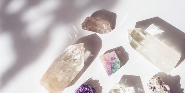 Laut Astrologin: Diese 5 Edelsteine solltest du 2025 bei dir tragen