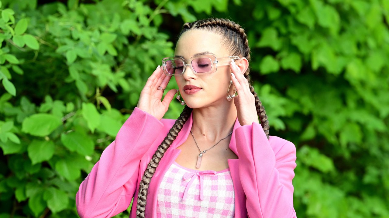 Befindet sich ein Partner an Christin Okparas Seite?