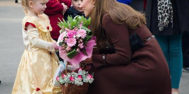 Herzogin Kate wurde bei einem öffentlichen Auftritt mit Fragen bestürmt. Herzogin Kate wurde bei einem öffentlichen Auftritt mit Fragen bestürmt.