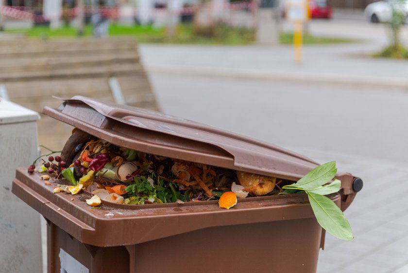 Prall gefüllte kommunale Biomülltonne mit offenem Deckel für biologische organische Abfälle, die nach den Weihnachtsfeiertagen auf offener Straße in einem Wohngebiet steht Brimful municipal bio-waste trash can with open lid for biological organic waste standing on open street in residential area after christmas holidaysv Copyright: imageBROKER/RobertxRuidl ibxiqx09187264.jpg Bitte beachten Sie die gesetzlichen Bestimmungen des deutschen Urheberrechtes hinsichtlich der Namensnennung des Fotografen im direkten Umfeld der Veröffentlichung