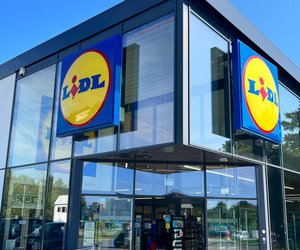 Diese Stehleuchte von Lidl bringt Behaglichkeit in den Garten