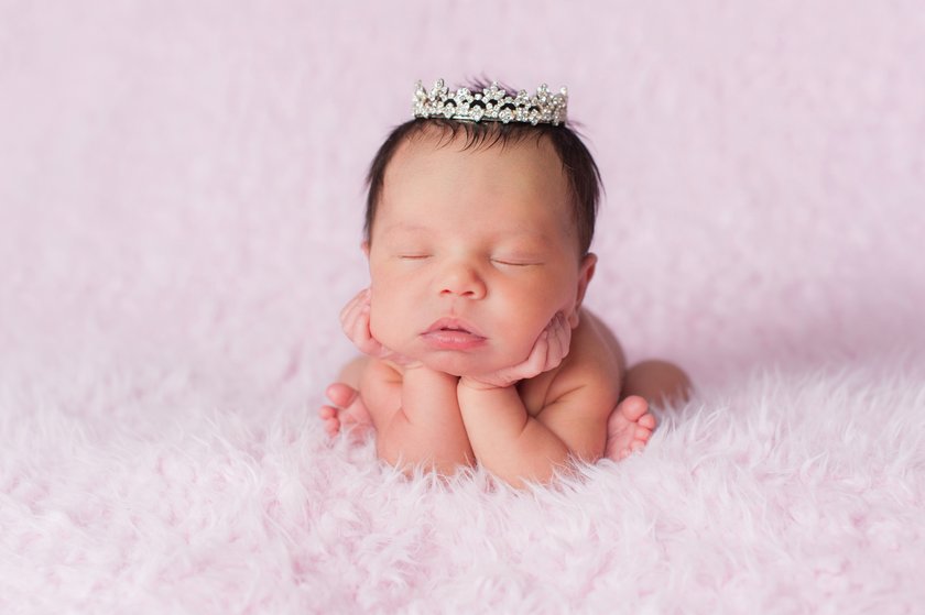 Baby Mädchen schläft mit Krone auf dem Kopf
