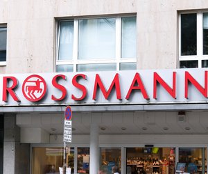 Funkelnde Nägel an Weihnachten: Dieser festliche Nagellack von Rossmann ist ein Muss für den Winter