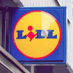 Garten-Oase leicht gemacht: Mit dem Ampelschirm von Lidl holst du dir Ferien-Feeling nach Hause