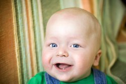Baby, 6 Monate: Der erste Zahn. Baby, 6 Monate: Der erste Zahn.