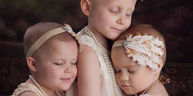 Krebskranke Kinder umarmen sich