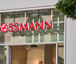 Die weiße Akku-Wandleuchte von Rossmann überzeugt mit Style