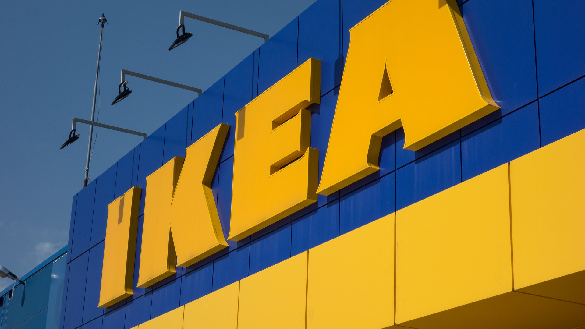 Diesen Dekospiegel in Kupfer gibt es bei Ikea zum Schnäppchenpreis