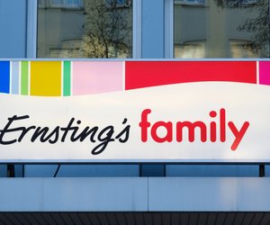 Jetzt bei Ernsting's family: Die Schale in Erdbeer-Optik bringt den Sommer in dein Zuhause