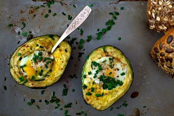 Gebackene Avocado mit Eiern Gebackene Avocado mit Eiern