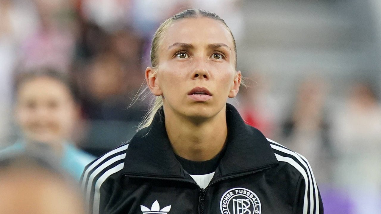 UEFA WomenÂ s EURO 2025 Frauen EM: Vorrunde, 1. Spieltag - Deutschland vs Polen - Kybunpark St. Gallen, Schweiz: Elisa Senß / Senss Deutschland, 20 St. Gallen Kanton St. Gallen Schweiz *** UEFA WomenÂs EURO 2025 Women European Championship Preliminary Round, Matchday 1 Germany vs Poland Kybunpark St Gallen, Switzerland Elisa Senß Senss Germany, 20 St Gallen Canton St Gallen Switzerland Copyright: xJOERANxSTEINSIEKx