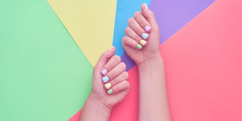 Mehrfarbige Nägel: Warum wir „Rainbow Nails“ so lieben