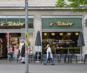 Stilvolle Aufbewahrung: Tchibos Wandschrank mit elegantem Riffelglas
