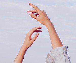 Faltige Hände: 5 Tipps & Mittel, die wirklich helfen!