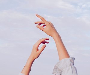 Faltige Hände: 5 Tipps & Mittel, die wirklich helfen!