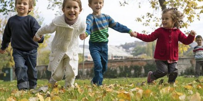 Waldkindergarten: Kinder spielen draußen. Waldkindergarten: Kinder spielen draußen.