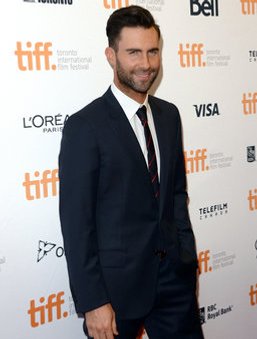 Adam Levine auf dem roten Teppich Adam Levine auf dem roten Teppich