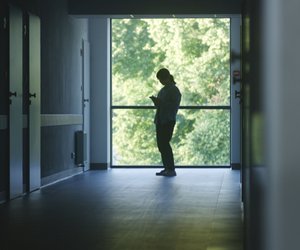 Brutale Geiselname im Krankenhaus: Dieser Thriller von Tess Gerritsen geht dir unter die Haut