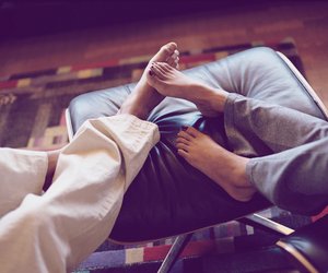 Füßeln: So flirtest du richtig mit dem Fuß