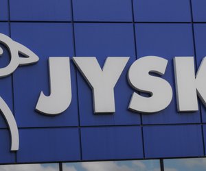 Alle lieben ihn: Dieser Sockel von Jysk setzt deine Lieblingspflanze in Szene