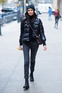 der-schwarze-rollkragen-streetstyle-jeans-daunenjacke.jpg der-schwarze-rollkragen-streetstyle-jeans-daunenjacke.jpg