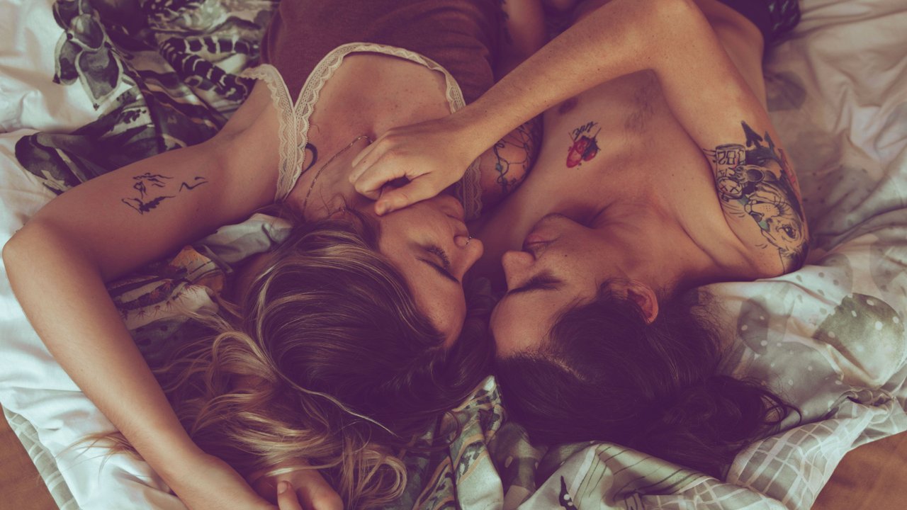 Paar liegt im Bett