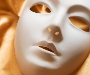 Gruselig: LED-Masken für makellose Haut