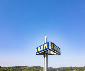 Als Fußablage oder Stauraum: Der kleine Ikea-Pouf im klassischen Design