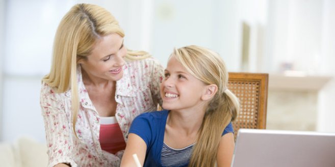 Mutter und Tochter bei den Hausaufgaben Mutter und Tochter bei den Hausaufgaben