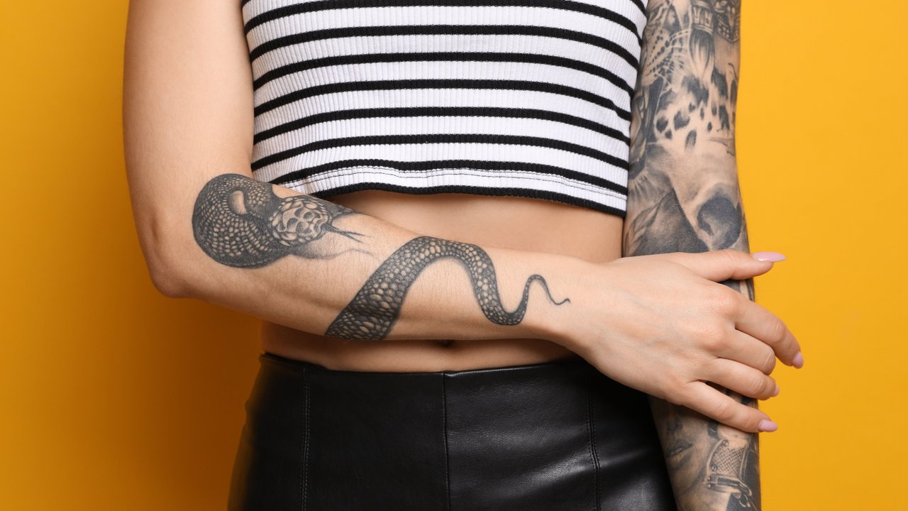 Schlangen-Tattoos können an den verschiedensten Stellen platziert werden.
