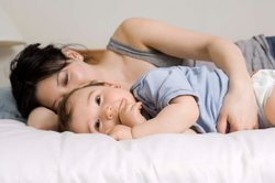 Baby, 9 Monate, schläft. Baby, 9 Monate, schläft.