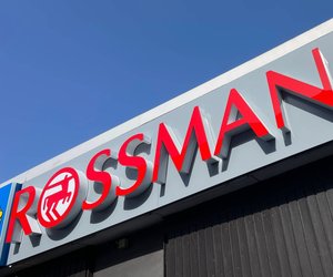 Praktisch für unterwegs: Der Mini-Rasierer von Rossmann im Handtaschenformat