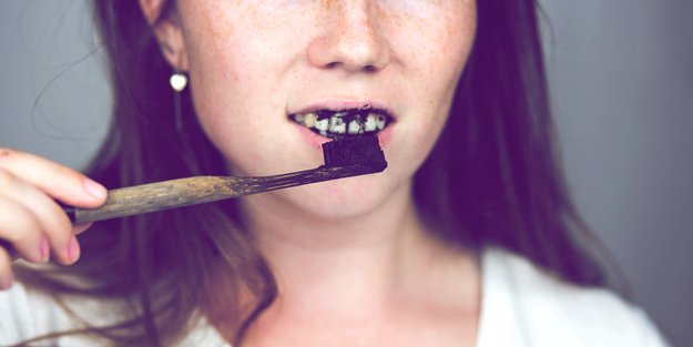 Aktivkohle-Zahnpasta: Die 6 wichtigsten Fakten