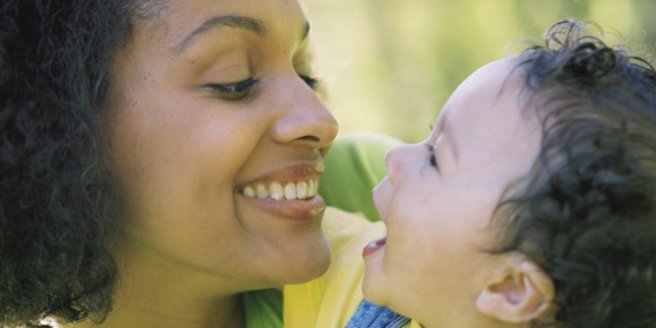 Babysprache: Baby kommuniziert mit seiner Mutter