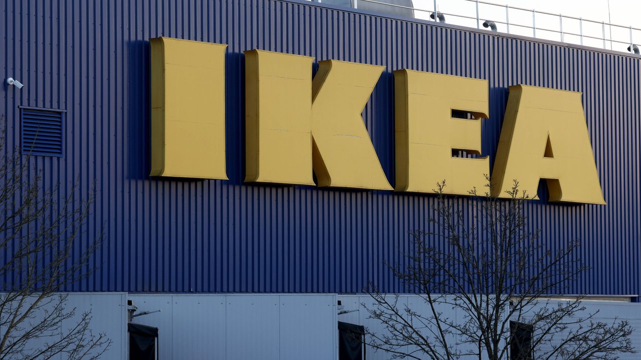 Bei Ikea bekommst du ein tolles XXL-Badetuch mit farbenfrohen Streifen.