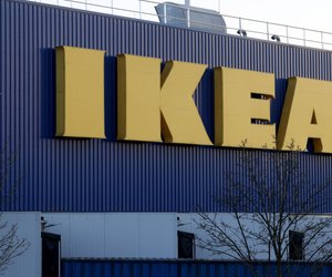 Strand-Feelings fürs Badezimmer: Dieses farbenfrohe Badetuch von Ikea ist schick