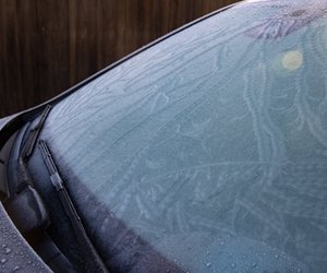 Frontscheibenabdeckung im Winter: So rum bringst du sie richtig an