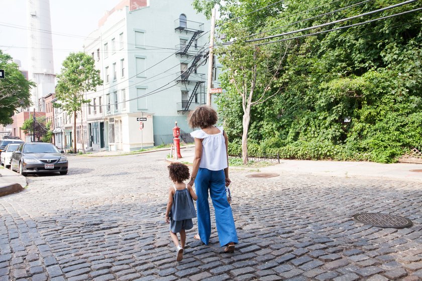Mutter und Kind laufen gemeinsam über die Straße