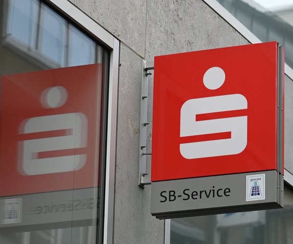 Wann werden Geldeingänge bei der Sparkasse gebucht?
