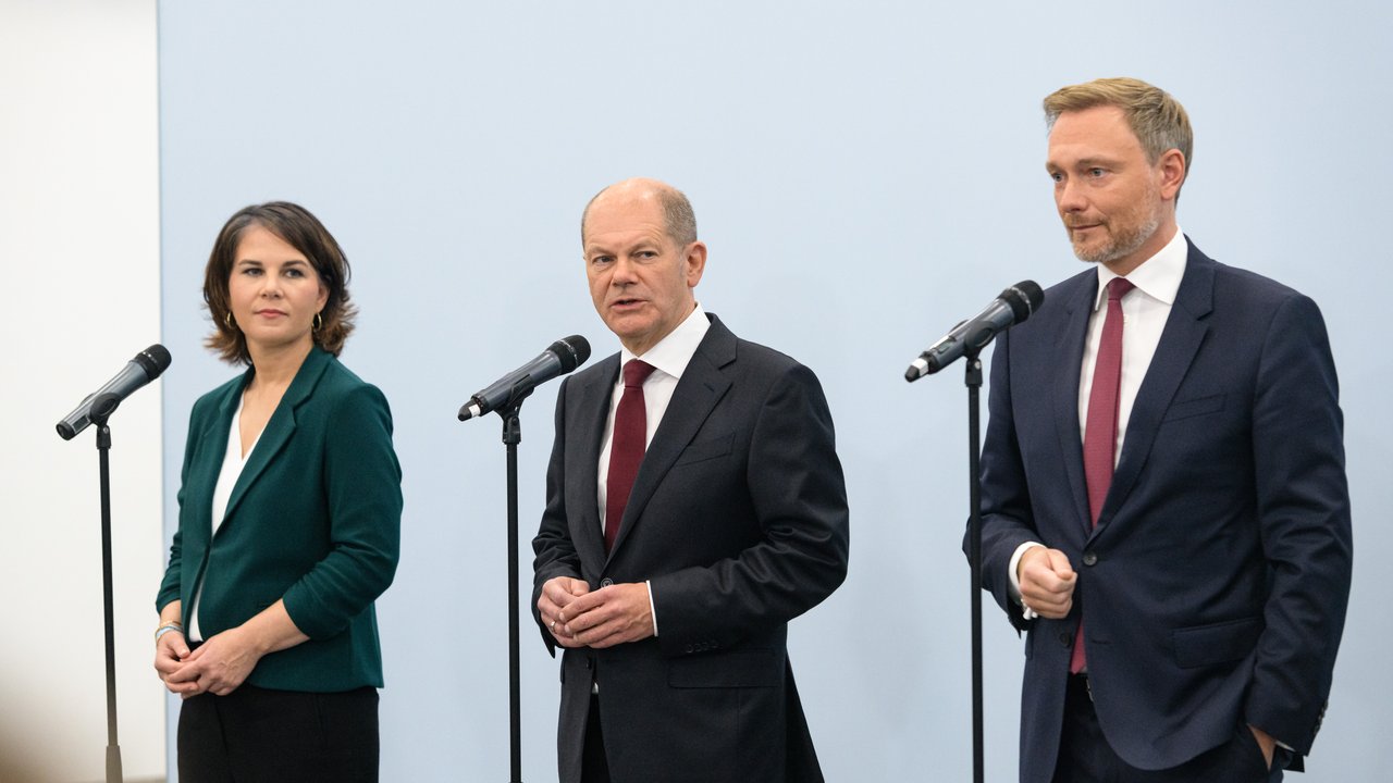 BERLIN, GERMANY - OCTOBER 15: (L-R) German Greens Party co-leaders Annalena Baerbock, Olaf Scholz of the German Social Democrats (SPD), and Christian Lindner, head of the Free Democratic Party (FDP) give a press statement after the last round of exploratory talks with the Greens Party and German Free Democrats (FDP) on October 15, 2021 in Berlin, Germany. The three parties have announce today that they have established enough common ground to officially begin talks over the creation of a new three-party federal coalition government. (Photo by Jens Schlueter/Getty Images)