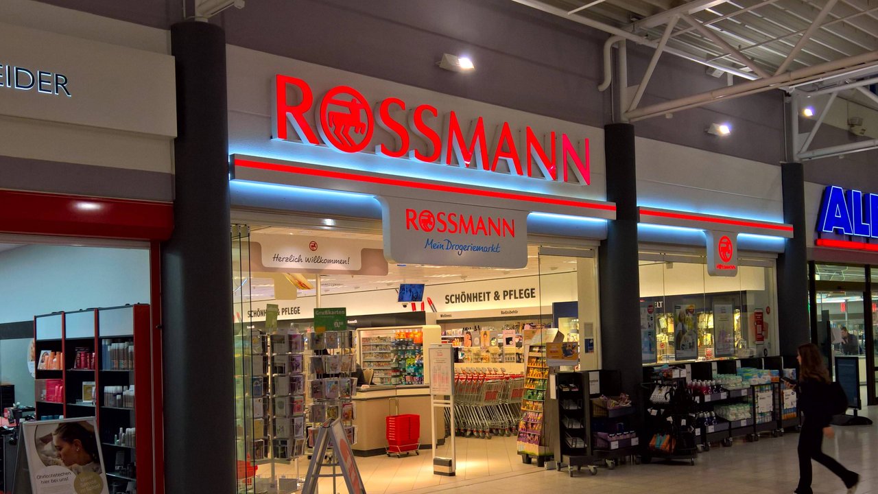Mit der Solarlichterkette von Rossmann verleihst du deiner Gartenparty eine besondere Atmosphäre.
