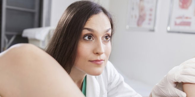Frauenärztin führt einen Pap-Test durch. Frauenärztin führt einen Pap-Test durch.