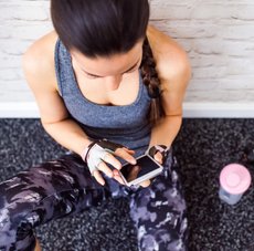 Frau nutzt Fitness-App Frau nutzt Fitness-App