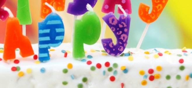 Geburtstagsparty: Geburtstagskuchen mit Kerzen