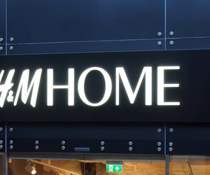 Diesen Sonnenschirm von H&M Home holen sich alle für den Balkon