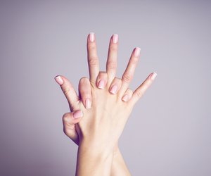 French Manicure: So kannst du French Nails in 6 Schritten selber machen
